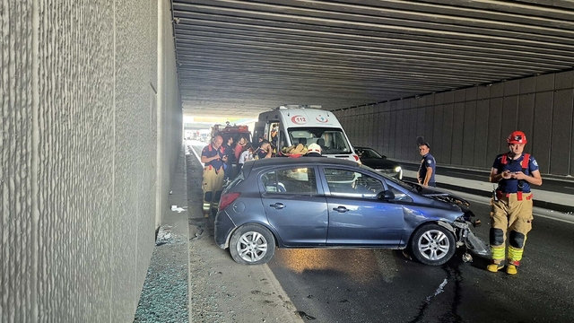 Lastiği patlayan otomobil tünel duvarına çarptı; 3'ü çocuk 5 yaralı