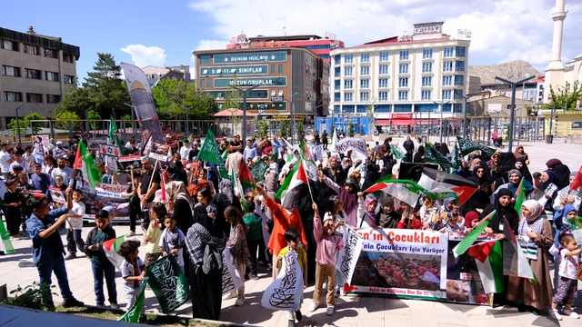 Van'da çocuklar Filistin'e destek için yürüdü