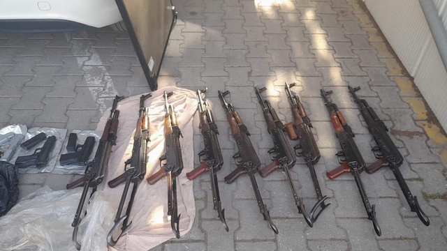 Sakarya'da polis memurunun aracında 9 kaleşnikof tüfek ve 5 ruhsatsız tabanca ele geçirildi