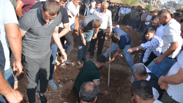 Hafif ticari araç şarampole devrildi: 3 ölü, 3 yaralı (2)