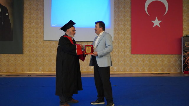 Ziraat yüksek mühendisi 71 yaşında dördüncü üniversitesinden mezun oldu