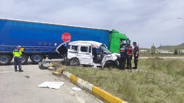 Afyonkarahisar'da tır ile çarpışan hafif ticari araçtaki 1 kişi öldü, 1 kişi yaralandı