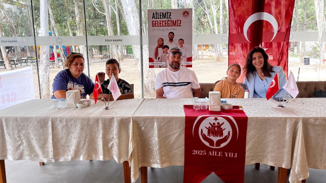 Muğla'da denizde "Aile Yılı" pankartı açıldı
