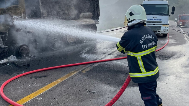 Sinop'ta seyir halindeyken alev alan kamyon tamamen yandı