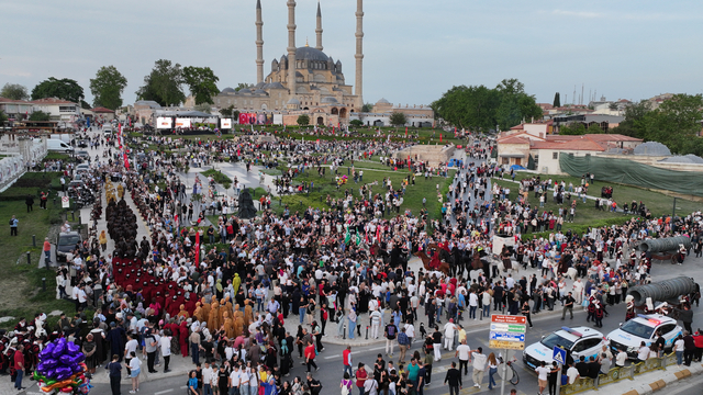 Edirne'de İstanbul'un fethinin 572. yıl dönümü coşkuyla kutlandı