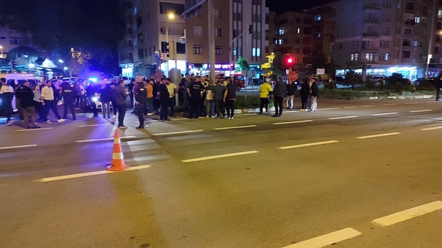 Bisikletle yolun karşısına geçmek isteyen Eymen, kamyonetin çarpmasıyla öldü