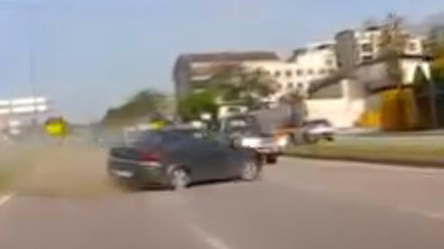 Lastiği patlayan otomobilin karşı şeride geçtiği kaza kamerada
