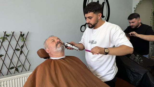 Kastamonu'da bir kuaför gazi ve şehit çocuklarını ücretsiz tıraş ediyor