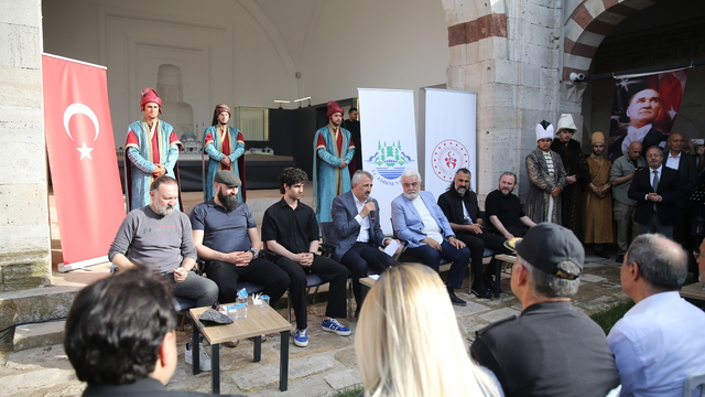 "Mehmed: Fetihler Sultanı" dizisi oyuncuları, Edirne'deki fetih kutlamaları kapsamında gençlerle buluştu