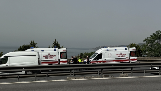 Anadolu Otoyolu'nun Kocaeli kesiminde devrilen hafif ticari araçtaki 3 kişi yaralandı