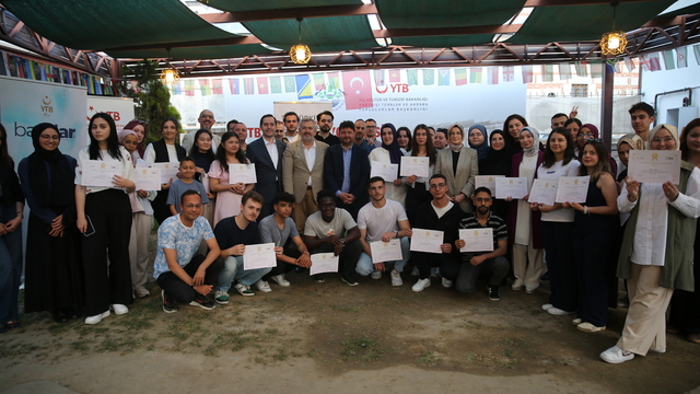 Edirne Uluslararası Öğrenciler Akademisi'ni başarıyla bitiren öğrenciler mezuniyet sevinci yaşadı