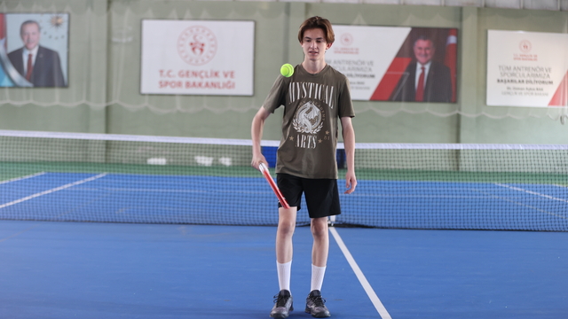 Tenise ilgi duyan lise öğrencisi Doğan'ın hedefi milli formayı giymek
