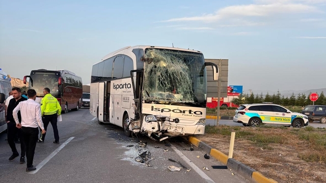 Isparta'da yolcu otobüsü ile tur otobüsünün çarpıştığı kazada 27 kişi yaralandı