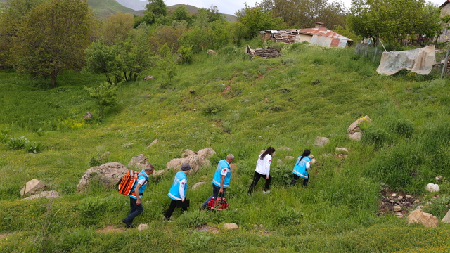 Hakkari'nin engebeli yollarını aşarak sağlık hizmetini insanların ayağına götürüyorlar