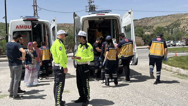 Sivas'ta otomobil ile hafif ticari aracın çarpıştığı kazada 6 kişi yaralandı