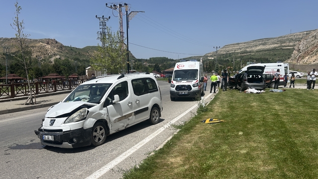 Otomobil ile hafif ticari araç çarpıştı: 3'ü çocuk, 6 yaralı
