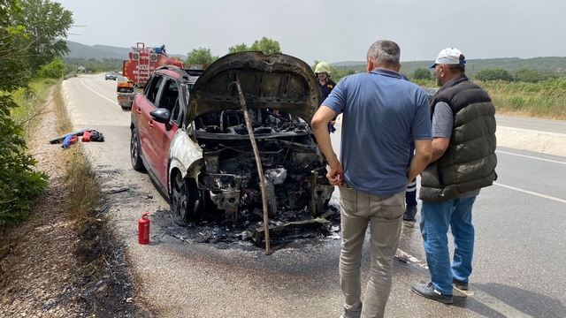 Ayvacık'ta meydana gelen araç yangını trafiği aksattı
