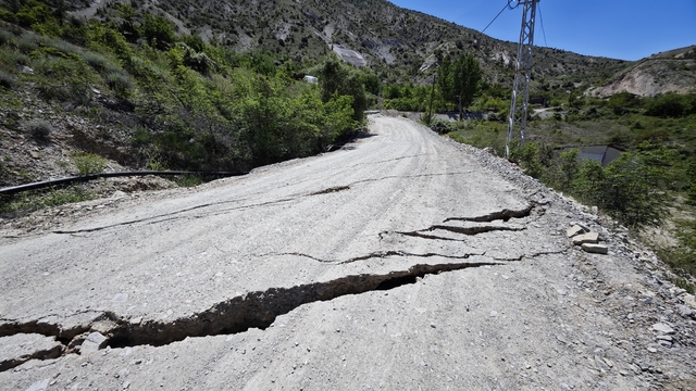 Erzurum'un Uzundere ilçesinde toprak kayması meydana geldi
