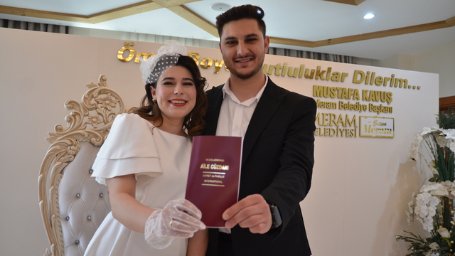 Konya'da nikah dairelerinde "25.05.2025" yoğunluğu yaşandı