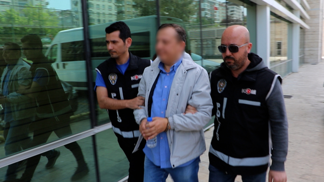 Otomobilde 17 ruhsatsız tabancayla yakalandı