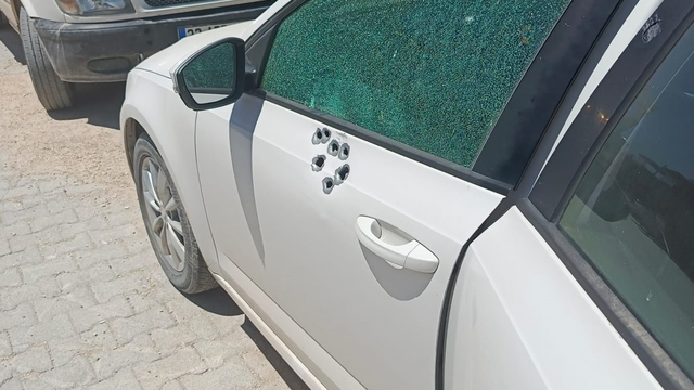 İş insanının park halindeki otomobiline defalarca ateş ettiler