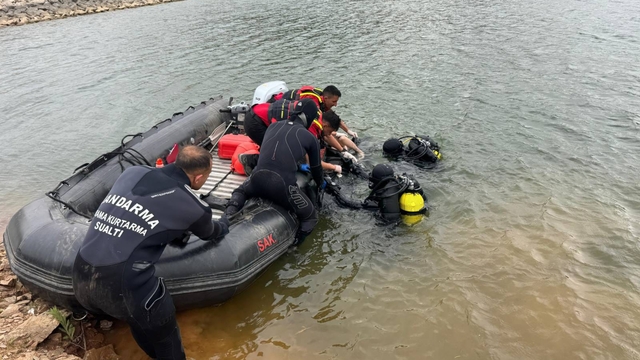 GÜNCELLEME - İzmir'de haber alınamayan kişinin cesedi gölette bulundu