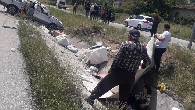 Trafik kazası sonrası yaralıyı üzerine battaniye tutarak güneşten korudular