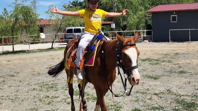 Keban'da öğrencilerin at binme sevinci