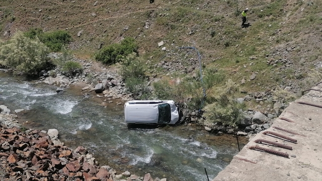 Dereye yuvarlanan hafif ticari aracın sürücüsü öldü