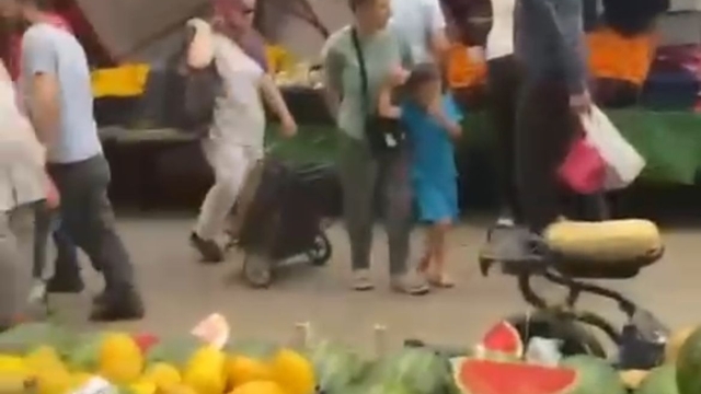 Bursa'da lodos yaşamı olumsuz etkiledi; pazar tezgahları devrildi