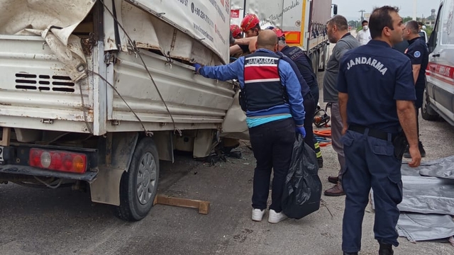 Bursa'da park halindeki tıra çarpan kamyonetteki 2 kişi hayatını kaybetti