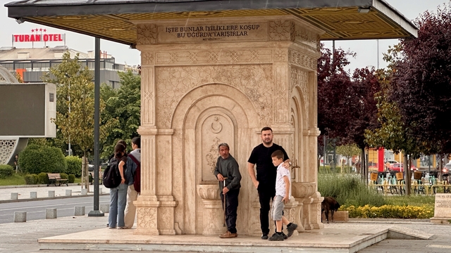 Düzce'de vatandaşlar aniden bastıran yağışa hazırlıksız yakalandı