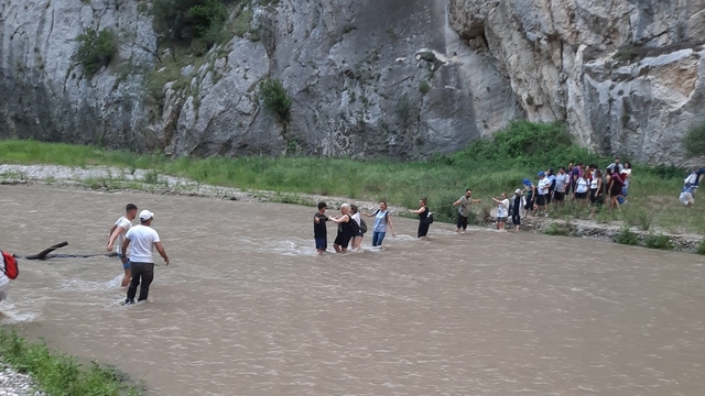 Adana'da su seviyesi yükselince kanyonda mahsur kalan kişiler kurtarıldı