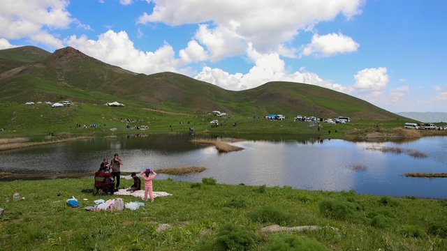 Hakkari'de 3 bin 400 rakımdaki Mencel Gölü'nde etkinlik düzenlendi