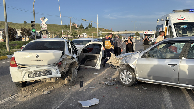 Sivas'ta üç aracın karıştığı kazada 4 kişi yaralandı