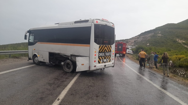 İzmir'de otomobil ile otobüsün çarpıştığı kazada 13 kişi yaralandı