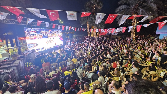 Fenerbahçe'nin Avrupa şampiyonluğu, Adana'da coşkuyla kutlandı