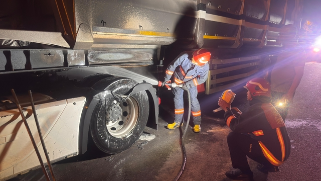 Pamukova'da seyir halindeki TIR alev aldı