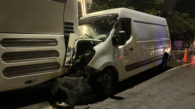 Ehliyetsiz sürücünün kullandığı kamyonet, otobüse çarptı: 3 yaralı