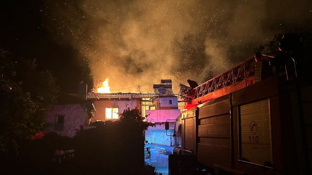 Uşak'ta çıkan yangında 3 ev zarar gördü