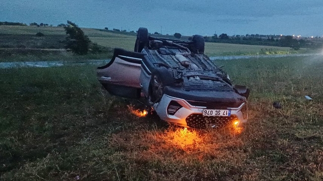 Çanakkale'de devrilen otomobildeki 2 kişi yaralandı