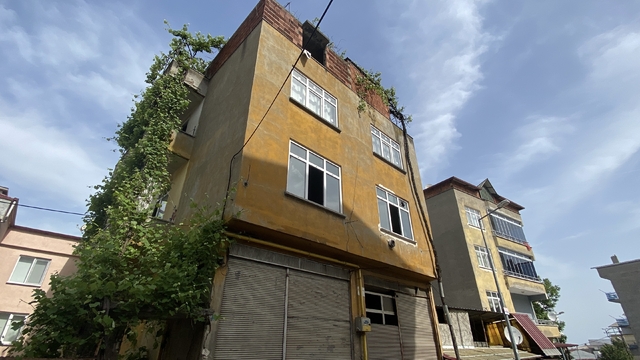 Evinde çıkan yangında ağır yaralandı; benzin ve kibrit bulundu