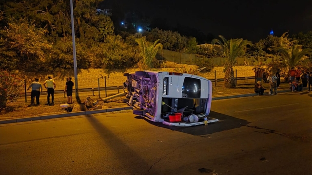 Alanyaspor taraftarlarını taşıyan minibüs devrildi