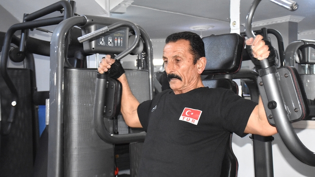 Van'da 74 yaşındaki Konuk, düzenli yaptığı sporla zinde kalıyor