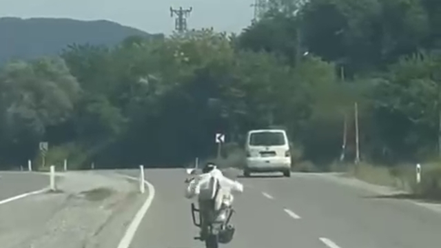Motosikletlinin tehlikeli sürüşü kamerada