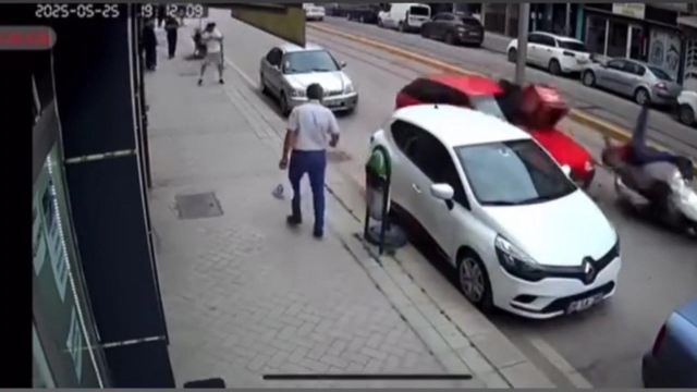 Otomobilin motosiklete çarptığı kaza kamerada