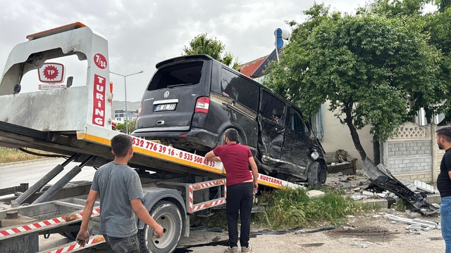 Afyonkarahisar'da minibüs ile kamyonetin çarpıştığı kazada 9 kişi yaralandı