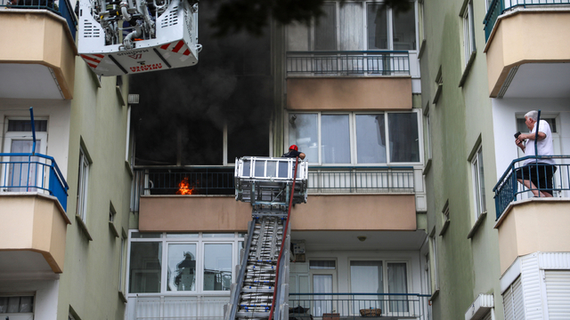 Yangında mahsur kalan 6 kişi, balkondan kurtarıldı
