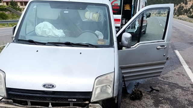Koyulhisar'da bariyerlere çarpan hafif ticari araçtaki 1 kişi yaralandı