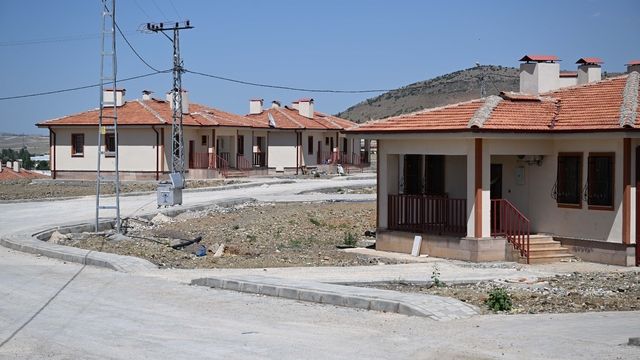 Kahramanmaraş'ta 3 binden fazla köy tipi afet evinin anahtarı AFAD'a teslim edildi